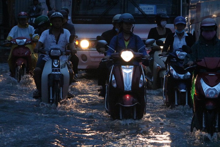 Duong ve nha cua nguoi Sai Gon lai ngap nuoc, ket xe kinh hoang-Hinh-9